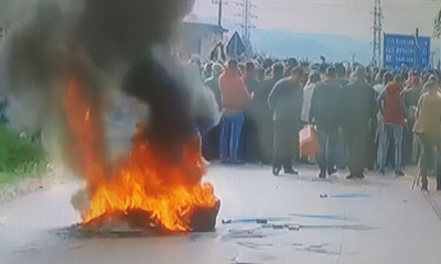 Protestuesit në Elbasan të zemëruar me qeverinë, hedhin tymuese, djegin goma.