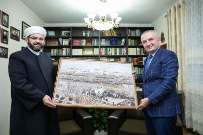 Meta merr dhuratën e veçantë në Shkodër, mesazh të koduar politikës me fjalët e Myftiut: Gurët e muret i shembët, por shpirtrat jo.