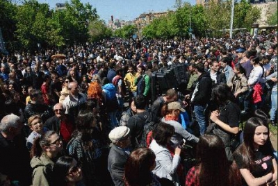Armenia proteston kundër vendosjes së  Serge Sarkissian kryeministër