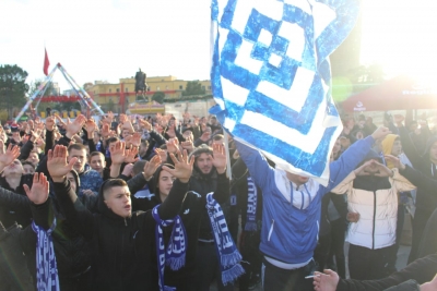 FOTO+VIDEO/Derbi ndizet në rrugët e kryeqytetit, “Tirona Fanatics” nisin marshimin drejt stadiumit