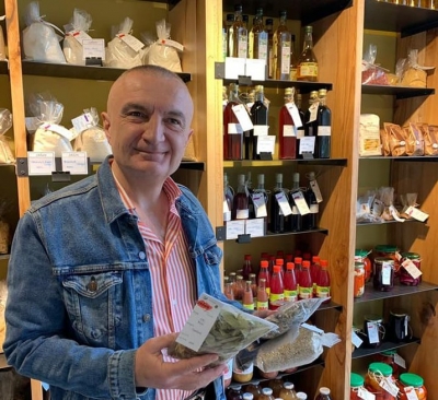 FOTOLAJM/ Presidenti Meta duke blerë në dyqanin e lagjes: Produkte bio nga të gjitha trevat