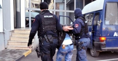I marrin 2000 euro dhe e mbajnë pëng, arrestohen dy vetë në Elbasan