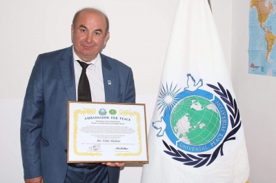 Tahir Shabani merr titull "Ambasador për Paqe" nga Federata e Paqes Universale dhe Federata e Grave për Paqen Botërore