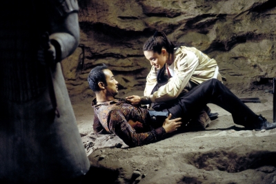 Goditet me thikë në bark në mes të skenës aktori i njohur që luan te ‘Tomb Raider’ (Video)