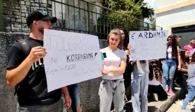 Maturantët protestë dhe në Gjirokastër: Testet skandaloze, të kopjuara keq nga Cambridge, nuk përkojnë me tekstet tona