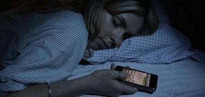 Kujdes! Kurrë mos e mbani telefonin afër kur flini gjumë!
