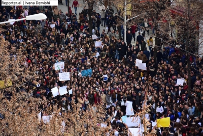 Të shtrirë në rrugë në temperatura minus, si e kaluan natën studentët poshtë zyrës së Lindita Nikollës (foto)