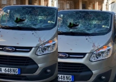 Sulmohet turistët e huaj në Jug/ Pamjet e makinës së dhunuar (VIDEO)