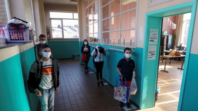 Pandemia, ekspertët ndërkombëtarë: Kthehuni sa më shpejt tek shkollimi klasik i të rinjve