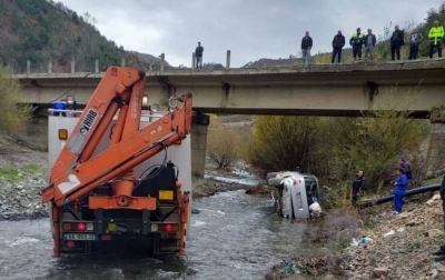 Makina bie nga ura, humb jetën shoferi në Reps