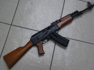 Terrorizoi fshatin duke qëlluar me kallashnikov, arrestohet 47-vjeçari
