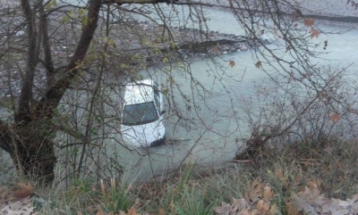 Aksidenti i frikshëm në Librazhd, makina përfundon në Shkumbin