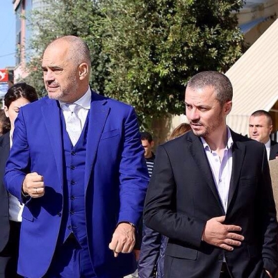 Kryebashkiaku i Krujës mbron parcelat me kanabis, ndan paratë me kriminelët