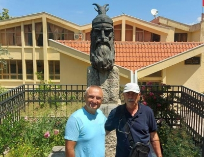 Presidenti Meta viziton trevat shqiptare në Mal të Zi, takon profesorin e gjuhës shqipe