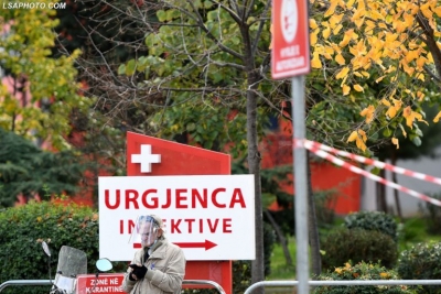 Bie ndjeshëm numri i shtrimeve në spitalet COVID, gazetari: Nga 60 urgjenca në 24 orë, këtë javë 20. Qytetarët po vetë trajtohen në shtëpi