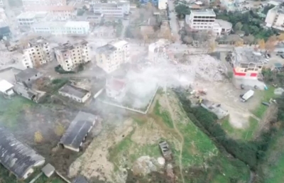 VIDEO/ Pas tërmetit, Laçi duket si i bombarduar