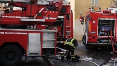 Zjarr në parkimin e një pallati, përfshihen nga flakët disa automjete. Banorët në panik, policia dhe FNSH i evakuojnë