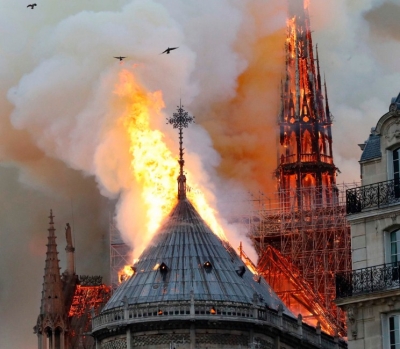 VIDEO-LIVE/ E gjithë bota me sytë nga Parisi, po digjet vepra 850 vjeçare "Notre Dame"