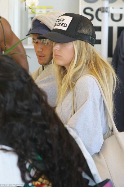 Justin do me çdo kusht të rikthehet me Selena Gomez, përdor modelen për të bërë xheloze këngëtaren