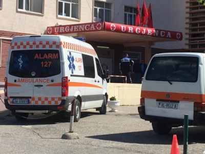 Furgoni del nga rruga në Vorë, humb jetën pasagjerja, rëndë shoferi