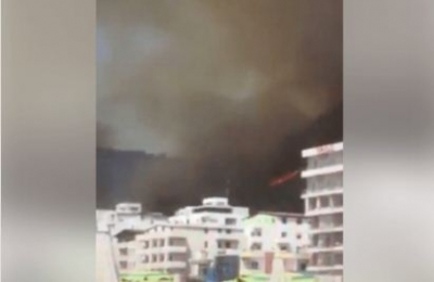 VIDEO e frikshme/ Zjarri në Shengjin, flakët në derë të shtepive, po digjen varrezat