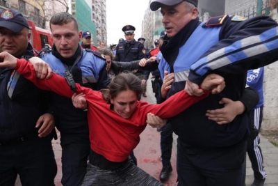 Policja në protestë kundër shembjes së shtëpisë, tani rrezikon të pushohet edhe nga puna