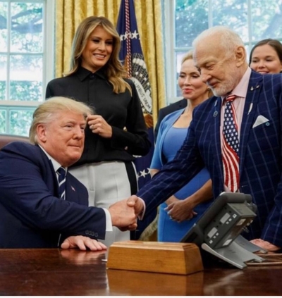 Presidenti Donald Trump shtrëngon duart në Shtëpinë e Bardhë me astronautin Buzz Aldrin, në 50-vjetorin e misionit “Apollo 11”