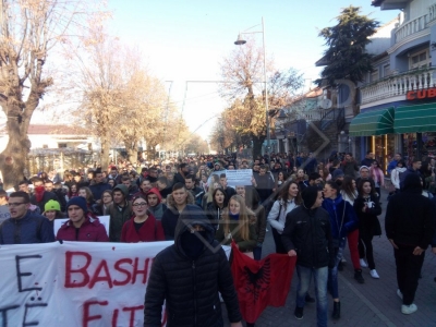 Mijëra studentë dhe gjimnazistë dalin në protestë në Korçë