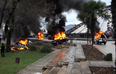Kujtoni djegiet e makinave të qytetarëve më 21 janar 2011