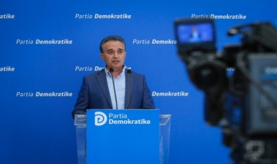 “Qytetarët janë të braktisur”- Luan Baçi publikon videot, akuza kryebashkiakut të Fierit: Vazhdojnë selektimin e familjeve që do të ndihmohen