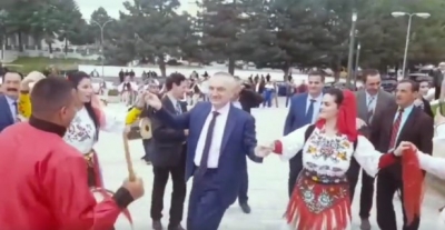 VIDEO/ Presidenti Meta nuk reziston dot, ia merr valles tropojane mes Bajram Currit