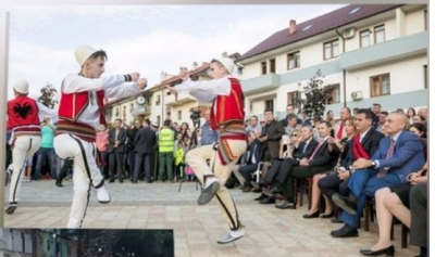Presidenti Meta viziton sot Tropojën, merr pjesë në Festivalin Mbarëkombëtar të ‘Kcimit të Tropojës’