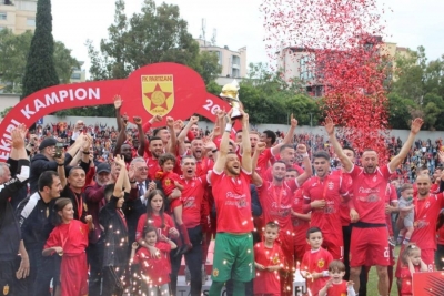 VIDEO+FOTO/ Partizani në festë madhështore, kapiteni Alban Hoxha ngre trofeun