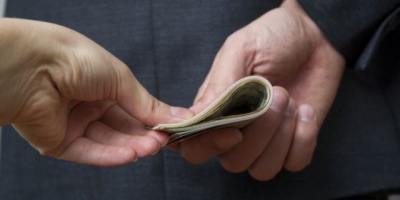 I mori para për legalizimin e banesës, arrestohet 26 vjeçarja nga Tirana