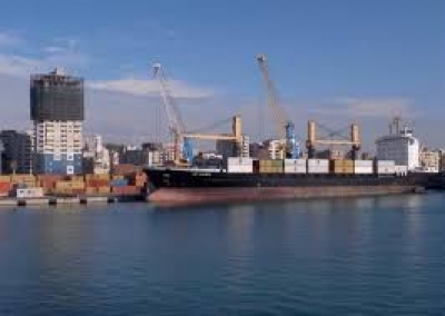 Durrës/ Anija e peshkimit derdh karburantin, ndotet porti