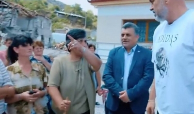 Në qiell të hapur prej muajsh, banorja e Flloqit ia thotë në sy Ramës: Nuk ma rregullojnë shtëpinë se jam demokrate