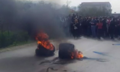 Protestuesit djegin goma edhe në Milot
