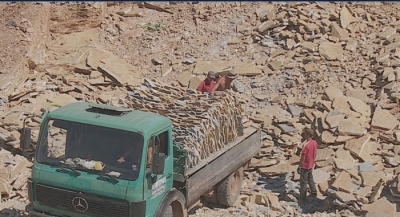 Nxirrnin pllaka guri nga Mali i Tomorit, arrestohen 2 persona
