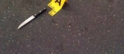 Plagosi të ëmën dhe një person tjetër, arrestohet i riu vlonjat