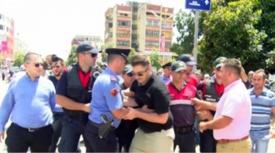 VIDEO/ Rama në Shkodër, policia dhunon të rinjtë që protestojnë