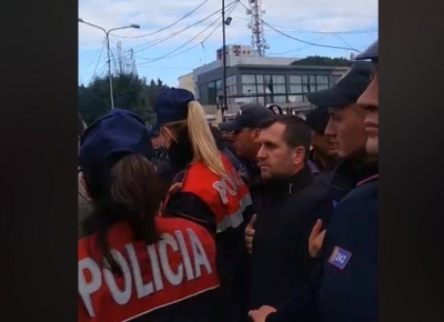 Policia nxjerr me forcë familjen në Laprakë, fillon shembjen e banesës (VIDEO)