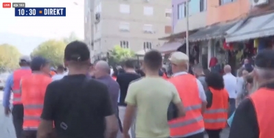 VIDEO LIVE/ Terrori shtetëror në Unazën e Re, banorët marshojnë tek drejtoria e policisë