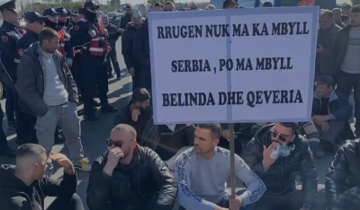 Banorët e Krujës bllokojnë aksin Thumanë-Kashar, ulen këmbëkryq në mes të rrugës: Nuk është protestë politike. Ja çfarë kërkojmë nga qeveria