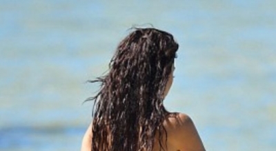 Pa pikën e turpit dhe e mbuluar me rërë, 27-vjeçarja pozon lakuriq në plazhin e njohur (FOTO)