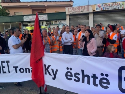 Banorët e Unazës protestojnë, por nuk bllokojnë rrugën në shenjë solidariteti me familjarët e prekur nga tërmeti
