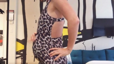 Gazetarja shtiret si shtatzënë në aeroport për të mos paguar para shtesë (VIDEO)