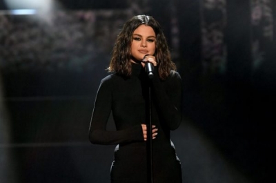 Selena Gomez rikthehet në skenën e “AMA’s”, stonon gjatë performancës