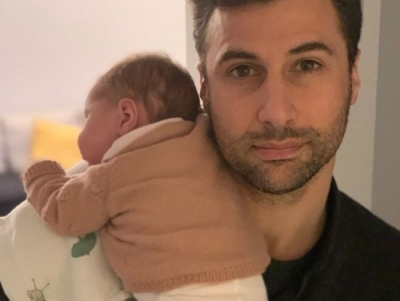 Lorik Cana për herë të parë publikon foto me vajzën në krahë: Enkeleida sot mbush dy javë