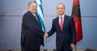 Kotzias në Tiranë, takohet me ministrin e Jashtëm Bushati