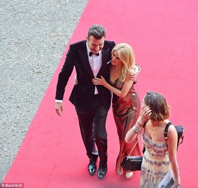 50-vjeçarja Kylie Minogue shfaqet me të dashurin 7 vjet më të ri